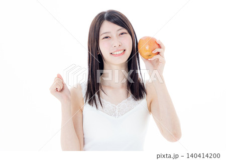 果物を持つ女性 果物を持つ女性 140414200