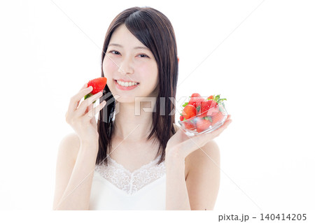 いちごを持つ女性 140414205
