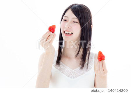 いちごを持つ女性 140414209