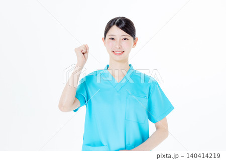 スクラブを着た看護師の女性 スクラブを着た看護師の女性 140414219