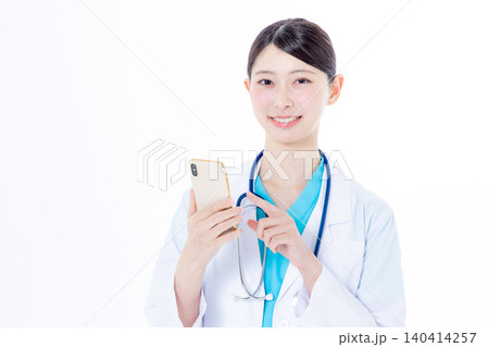 スマホを持つ女医 140414257