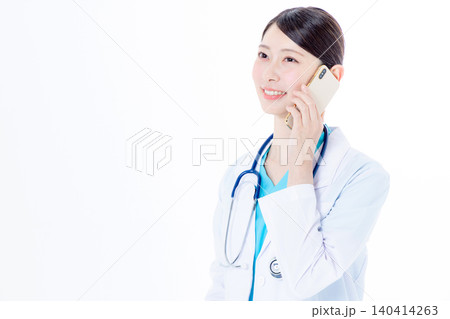 スマホを持つ女医 140414263