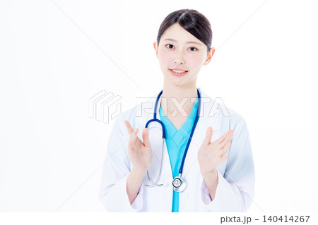 カメラ目線で話す女性医師 カメラ目線で話す女性医師 140414267