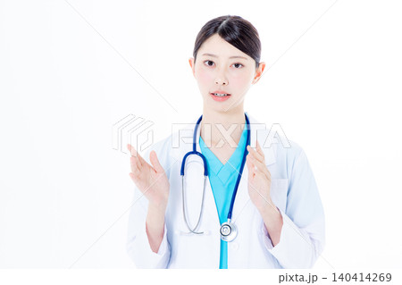 カメラ目線で話す女性医師 140414269