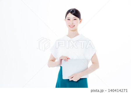 パソコンを持つ女性 140414271
