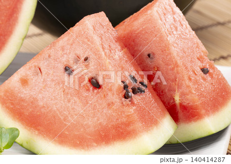 スイカの果肉が鮮やかな赤色で、黒い種が見える爽やかな夏の果物 スイカの果肉が鮮やかな赤色で、黒い種が見える爽やかな夏の果物 140414287
