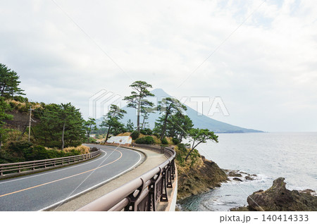 海沿いを走る指宿スカイラインと開聞岳の絶景 140414333