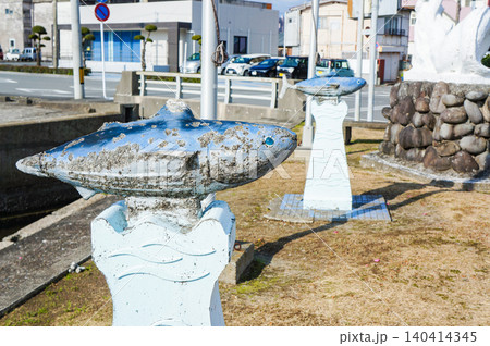 港の魚オブジェと町並みが広がるユニークな景色 140414345
