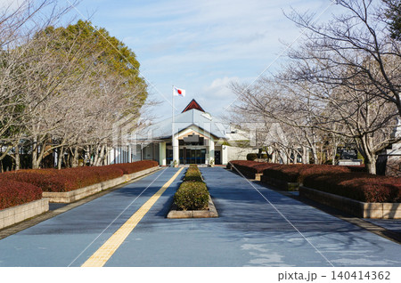 春を待つ知覧の桜並木と平和祈念館の静寂 春を待つ知覧の桜並木と平和祈念館の静寂 140414362