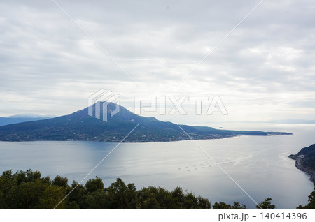 鹿児島の桜島と海を望む雄大な風景 鹿児島の桜島と海を望む雄大な風景 140414396
