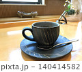 カフェのカウンターで楽しむ和モダンなコーヒー（珈琲のある風景） 140414582