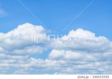青空と雲（青空イメージ） 140414595