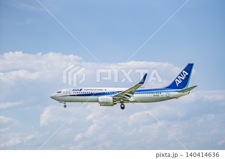 青空の仙台空港　着陸中の飛行機　宮城県名取市 140414636
