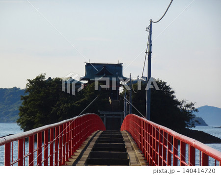 瀬戸内海に浮かぶ津島神社と赤い参道橋(香川県三豊市) 瀬戸内海に浮かぶ津島神社と赤い参道橋(香川県三豊市) 140414720