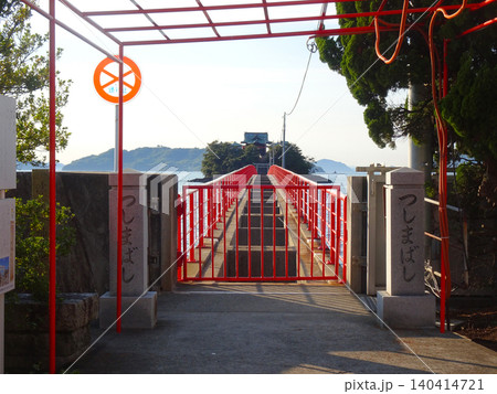 瀬戸内海に浮かぶ津嶋神社と赤い参道橋(香川県三豊市) 瀬戸内海に浮かぶ津嶋神社と赤い参道橋(香川県三豊市) 140414721