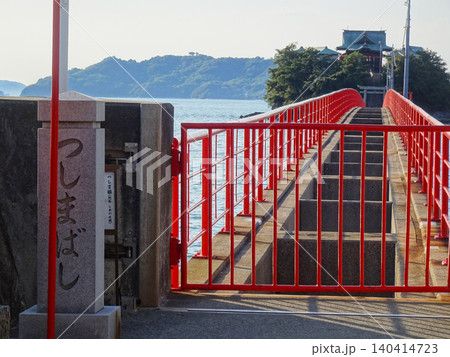 瀬戸内海に浮かぶ津嶋神社と赤い参道橋（香川県三豊市） 140414723