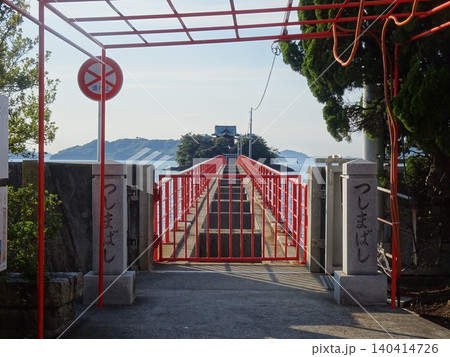 瀬戸内海に浮かぶ津嶋神社と赤い参道橋（香川県三豊市） 140414726