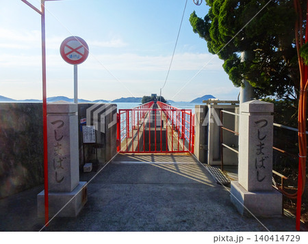 瀬戸内海に浮かぶ津嶋神社と赤い参道橋(香川県三豊市) 瀬戸内海に浮かぶ津嶋神社と赤い参道橋(香川県三豊市) 140414729