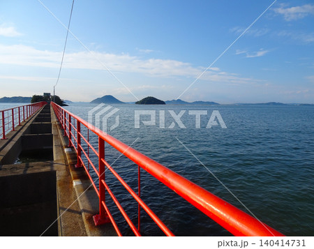 瀬戸内海に浮かぶ津嶋神社と赤い参道橋(香川県三豊市) 瀬戸内海に浮かぶ津嶋神社と赤い参道橋(香川県三豊市) 140414731