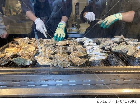 炭火で牡蠣を焼いている様子 炭火で牡蠣を焼いている様子 140415093