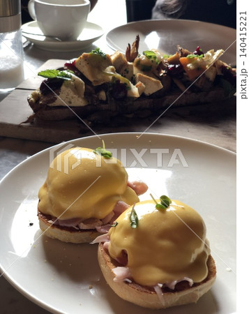 ヨーロッパの街での遅めの朝食 ヨーロッパの街での遅めの朝食 140415221