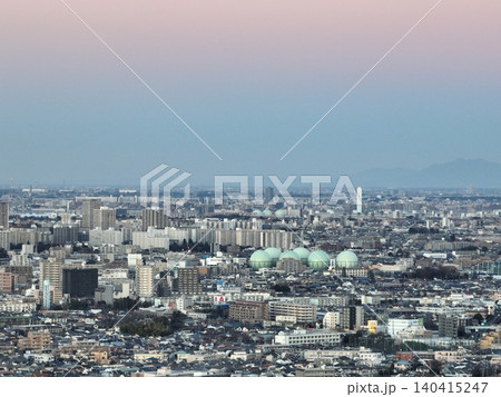 ＜空撮＞夕日に染まる練馬ガスタンクと遠方に見える筑波山の山並み 140415247
