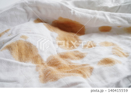Dirty tomato sauce stain removal or ketchup on cloth accident to wash with washing powder, cleaning housework. 140415559