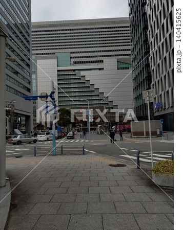 大阪駅近辺のビル街く 140415625
