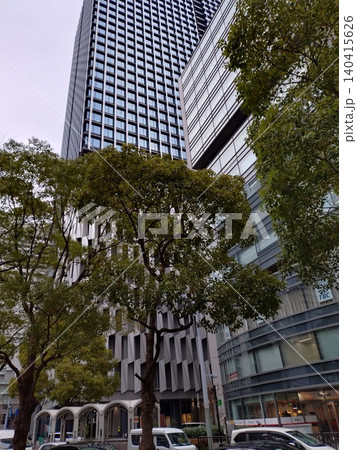 大阪駅の周辺です。見上げるようなビル街ですがそれぞれ特徴があって建築家の方には色々学ぶものがあるので 大阪駅の周辺です。見上げるようなビル街ですがそれぞれ特徴があって建築家の方には色々学ぶものがあるので 140415626