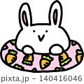にんじん柄のうきわに入っている白うさぎ 140416046
