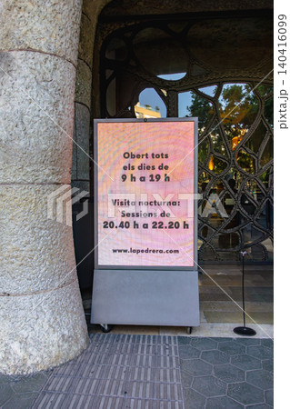 スペイン バルセロナ ガウディ カサ・ミラ案内看板 スペイン バルセロナ ガウディ カサ・ミラ案内看板 140416099