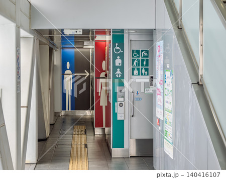 舎人駅構内のトイレ案内サインとピクトグラム 舎人駅構内のトイレ案内サインとピクトグラム 140416107
