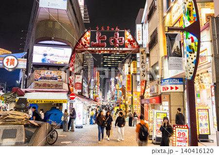 上野アメ横の夜景と賑わう商店街 上野アメ横の夜景と賑わう商店街 140416120