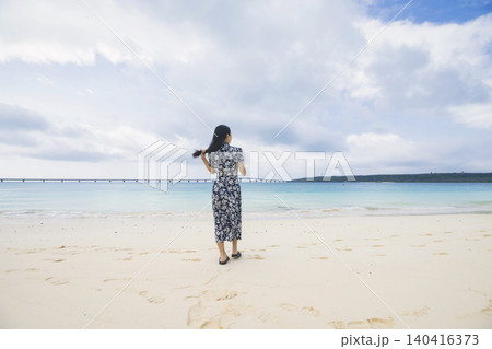 与那覇前浜ビーチから来間大橋をながめる女性 与那覇前浜ビーチから来間大橋をながめる女性 140416373