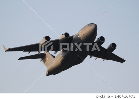 離陸するC-17輸送機 離陸するC-17輸送機 140416473