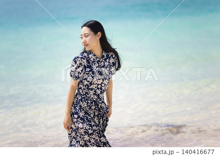 海辺を歩く若い女性 海辺を歩く若い女性 140416677