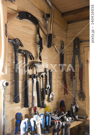 壁にかけられた沢山の工具 壁にかけられた沢山の工具 140416938