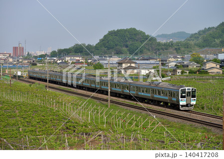 中央本線を走る211系普通電車6両 140417208