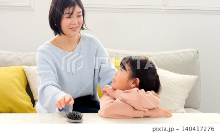 髪の毛をむすぶ イメージ 髪の毛をむすぶ イメージ 140417276