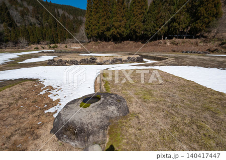 残雪期の栃本廃寺跡 南塔心礎 鳥取県鳥取市国府町 残雪期の栃本廃寺跡 南塔心礎 鳥取県鳥取市国府町 140417447