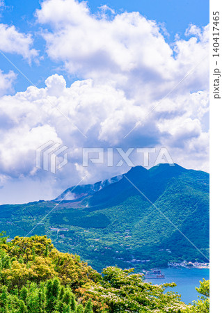 【神奈川県】箱根芦ノ湖、湖尻湾、噴煙をあげる大涌谷 140417465