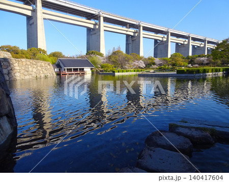 瀬戸大橋記念公園の甲之池と瀬戸大橋(香川県坂出市番の州緑町)春 瀬戸大橋記念公園の甲之池と瀬戸大橋(香川県坂出市番の州緑町)春 140417604