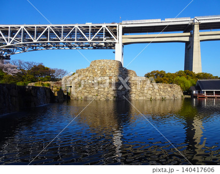 瀬戸大橋記念公園の鬼屏風と瀬戸大橋(香川県坂出市番の州緑町)春 瀬戸大橋記念公園の鬼屏風と瀬戸大橋(香川県坂出市番の州緑町)春 140417606