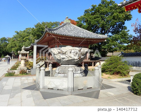 高松市にある屋島の南嶺山上にある真言宗御室派の寺院であり、東大寺戒壇院の恵雲律師が建立した屋島寺 高松市にある屋島の南嶺山上にある真言宗御室派の寺院であり、東大寺戒壇院の恵雲律師が建立した屋島寺 140417712