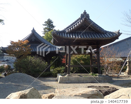 高松市にある屋島の南嶺山上にある真言宗御室派の寺院であり、東大寺戒壇院の恵雲律師が建立した屋島寺 140417739