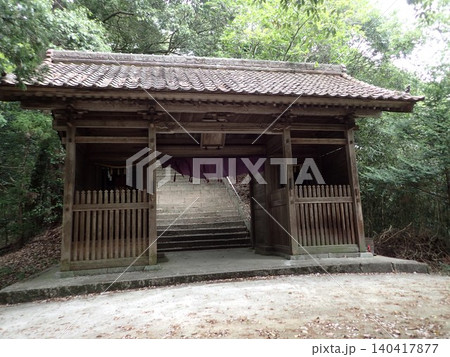 香川県高松市にある大きな銀杏の木で有名な神社で、奈良時代に創建されたと伝わる岩部八幡神社 香川県高松市にある大きな銀杏の木で有名な神社で、奈良時代に創建されたと伝わる岩部八幡神社 140417877