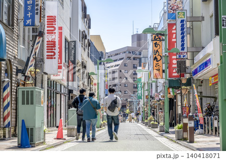 綱島駅西口ウエストアベニュー商店街の街並みと人々 綱島駅西口ウエストアベニュー商店街の街並みと人々 140418071