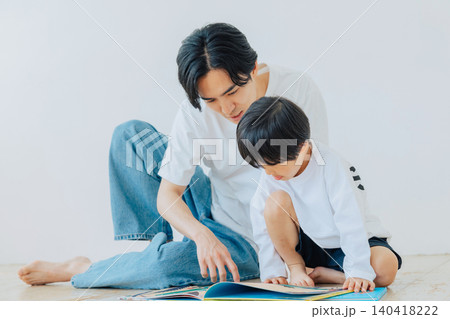 父親と一緒に絵本を読む男の子 父親と一緒に絵本を読む男の子 140418222