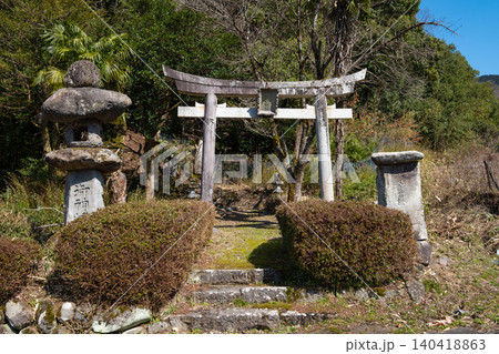 手見神社 鳥居と灯籠 鳥取県鳥取市国府町松尾 手見神社 鳥居と灯籠 鳥取県鳥取市国府町松尾 140418863