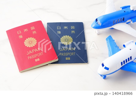 パスポート - パスポート(10年用と5年用)と飛行機で、長期休暇に海外旅行を計画しているイメージ パスポート - パスポート(10年用と5年用)と飛行機で、長期休暇に海外旅行を計画しているイメージ 140418966